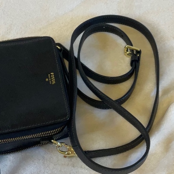 Fossil, black leather small bag 6x5 inches in size with 2 pockets. - Picture 2 of 5